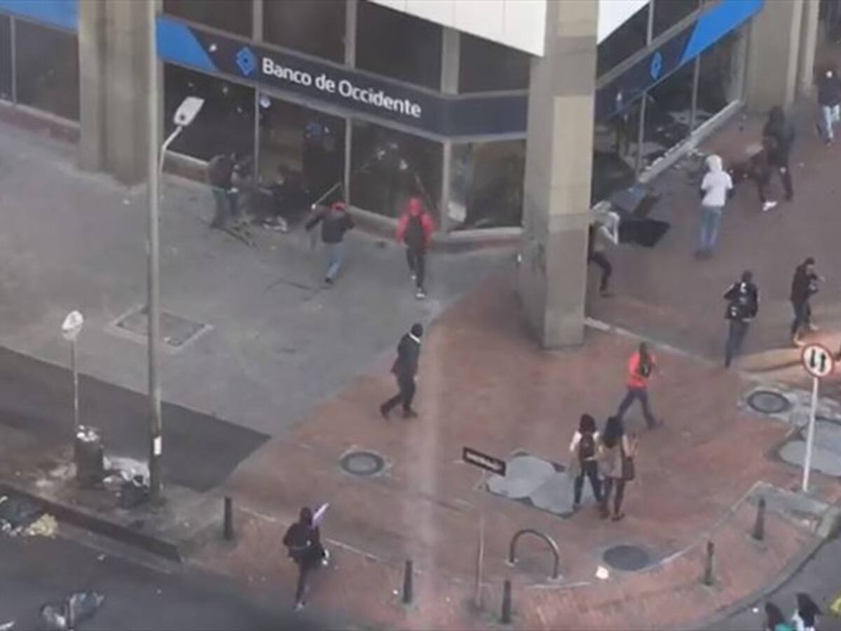 En medio de las marchas, vándalos atacaron una entidad bancaria en Chapinero