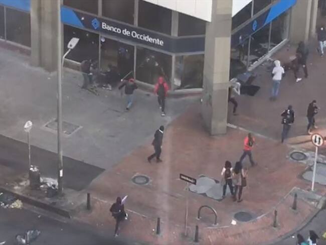 En medio de las marchas, vándalos atacaron una entidad bancaria en Chapinero. Foto: Captura de pantalla