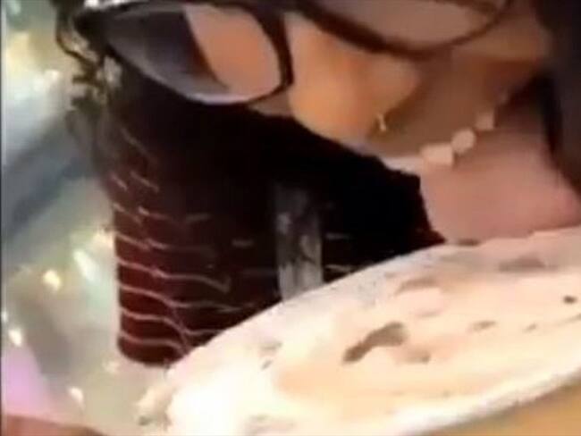 Por lamer un helado y devolverlo a la nevera, joven enfrenta 20 años de prisión. Foto: Captura de pantalla