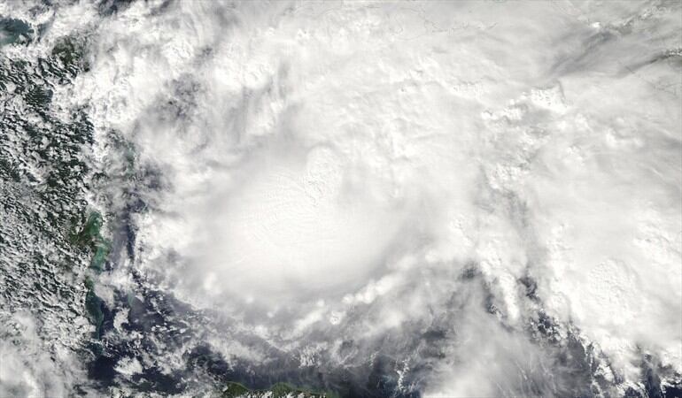 Según un boletín especial del Centro Nacional de Huracanes (NHC), Ida genera ya vientos de 145 millas por hora (230 km/h).. Foto: Getty Images