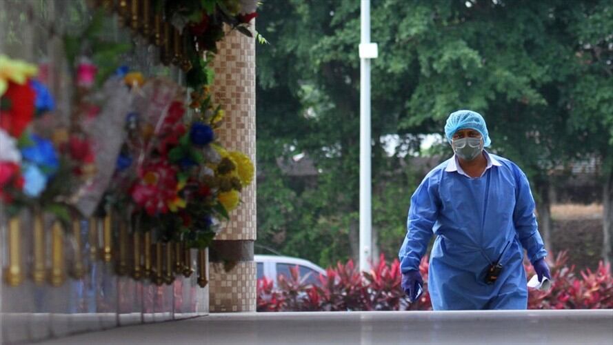 Adriana Pérez, nieta de mujer fallecida por Covid-19, contó en Sigue La W, el viacrucis que ha tenido que pasar para poder enterrar a su abuela.. Foto: Getty Images