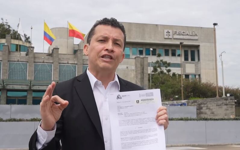 Denuncian a exfuncionarios del gobierno Duque por presunta compra ilegal de Pegasus.