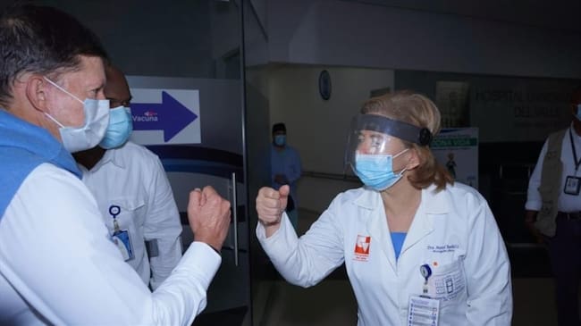 El ministro de Justicia, Wilson Ruiz, señaló que su visita a Cali hace parte del cronograma de vacunación establecido por el Gobierno Nacional. Foto: Gobernación del Valle del Cauca