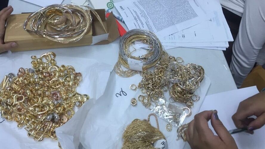 Durante el procedimiento de captura los funcionarios de la Policía Fiscal y Aduanera se incautaron de $29’650.000 en efectivo y 440 piezas de oro y 904 de plata, avaluadas en $250’000.000. Foto: Cortesía/ Fiscalía.