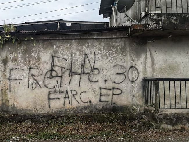 Varias fachadas de las viviendas han sido marcadas con letreros del ELN y la Segunda Marquetalia. Crédito: Red de Apoyo Cauca.