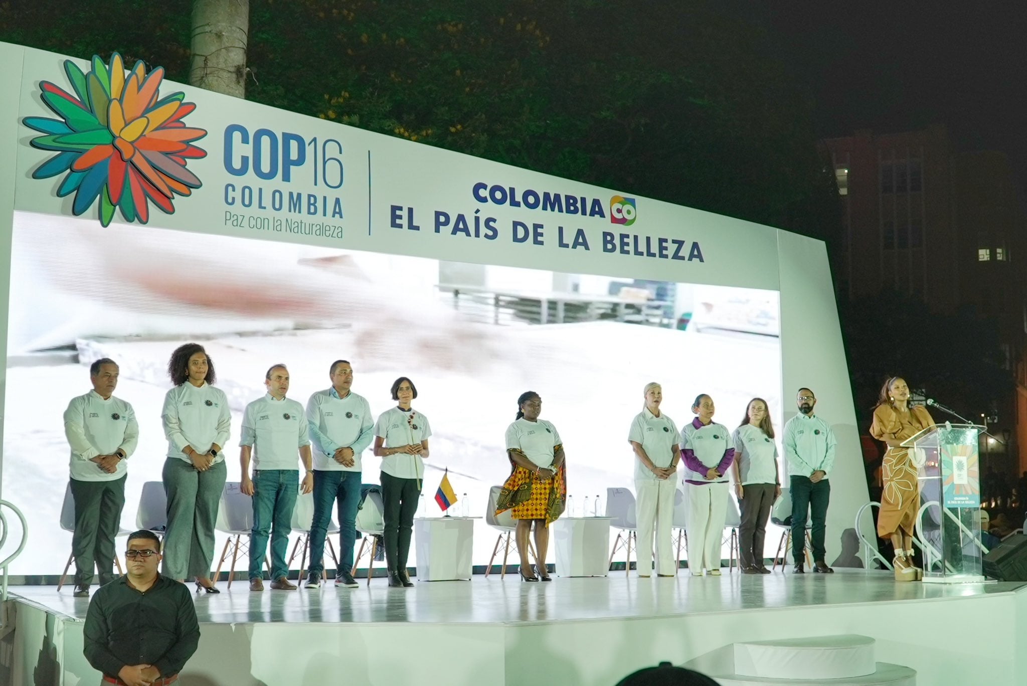 El alcalde de Cali, Alejandro Eder y la gobernadora del Valle, Dilian Francisca Toro, juntos a la vicepresidenta Francia Márquez y la ministra de Ambiente, Susana Muhamad, se lanzo oficialmente la COP16.