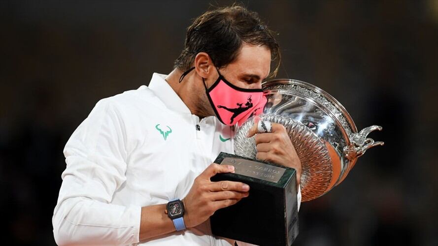 El tenista de 34 años Rafael Nadal conquistó el trofeo de Roland Garros por decimotercera vez.. Foto: Getty Images