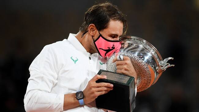 El tenista de 34 años Rafael Nadal conquistó el trofeo de Roland Garros por decimotercera vez.. Foto: Getty Images