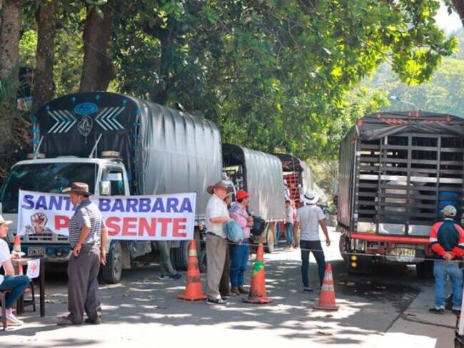 Habitantes de los páramos de Santurbán y Almorzadero salieron a manifestarse en los principales corredores viales e Santander. Foto: Colprensa.