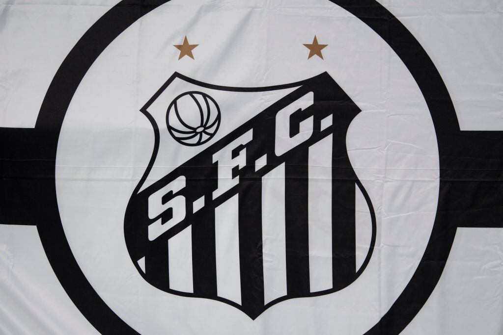Escudo del Santos FC de Brasil. La corona se ubicaría en la mitad de ambas estrellas. Visionhaus/Getty Images.
