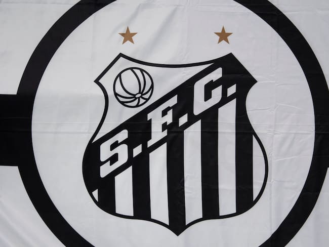 Escudo del Santos FC de Brasil. La corona se ubicaría en la mitad de ambas estrellas. Visionhaus/Getty Images.