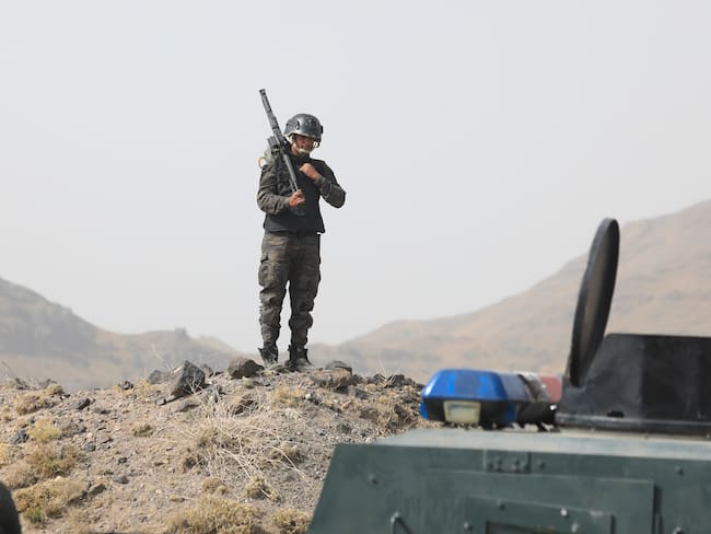 SANA'A (Yemen), 01/07/2025.- A Houthi soldier patrols on a mountain overlooking the outskirts of Sana'a, Yemen, 01 July 2025. Yemen's Houthis have claimed responsibility for a missile attack against Israel amid escalating tensions over Israel’s military operation in the Gaza Strip, according to a statement by Houthi military spokesman Yahya Sarea. EFE/EPA/YAHYA ARHAB