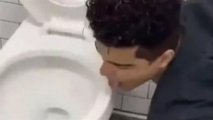 El usuario de Tik Tok se unió al #coronaviruschallenge y subió un video lamiendo un inodoro.. Foto: Captura de Pantalla