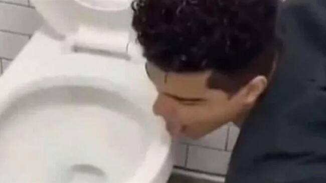 El usuario de Tik Tok se unió al #coronaviruschallenge y subió un video lamiendo un inodoro.. Foto: Captura de Pantalla