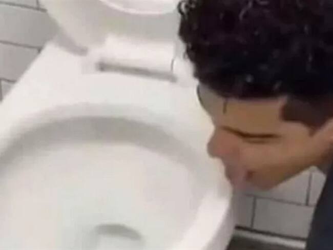 El usuario de Tik Tok se unió al #coronaviruschallenge y subió un video lamiendo un inodoro.. Foto: Captura de Pantalla