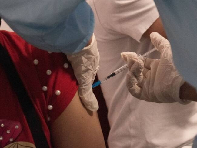¿Es el momento de pensar en una vacuna obligatoria o en un pasaporte sanitario?. Foto: Getty Images / DANIEL ROMERO