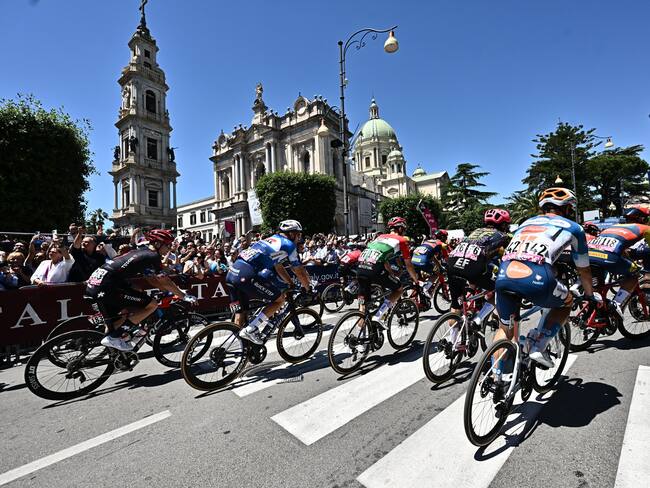 Pompeii (Italy), 14/05/2024.- Riders at the start of 10th stage of the Giro d&#039;Italia 2024 cycling race over 142km from Pompeii to Cusano Mutri, Italy, 14 May 2024. (Ciclismo, Italia) EFE/EPA/ZEN