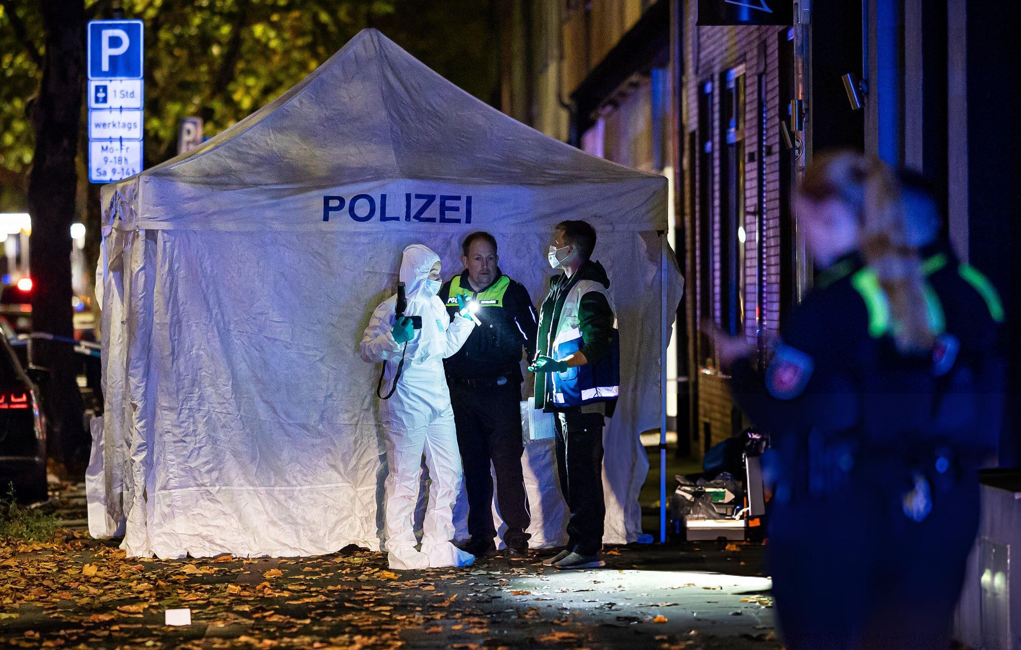 Agentes de policía se encuentran en una carpa policial tras un tiroteo en Hannover. FOTO: Moritz Frankenberg/Getty Images