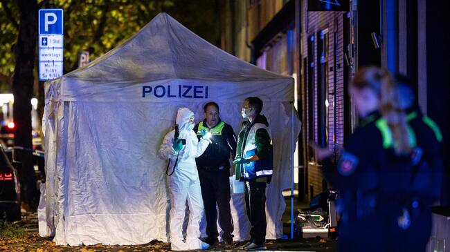Agentes de policía se encuentran en una carpa policial tras un tiroteo en Hannover. FOTO: Moritz Frankenberg/Getty Images