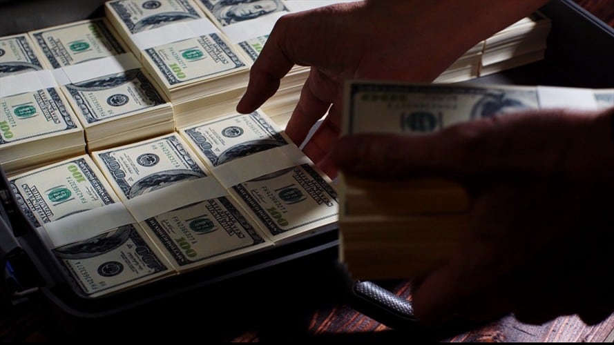 La Fiscalía informó que en las inspecciones se encontró el dinero en efectivo, en denominación de 100 dólares. Foto: Getty Images / KHUNTNOP ASAWACHIWANTORNGUL