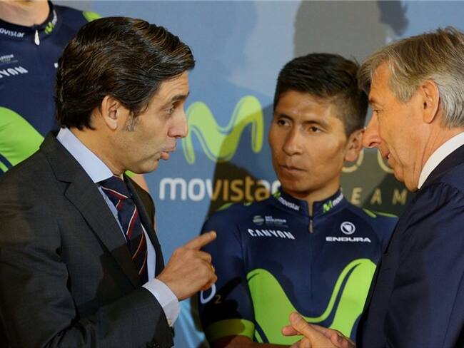 El presidente de Telefónica, José María Álvarez-Pallete; el director del equipo Movistar de ciclismo, Eusebio Unzué y el ciclista colombiano Nairo Quintana. Foto: Agencia Reuters