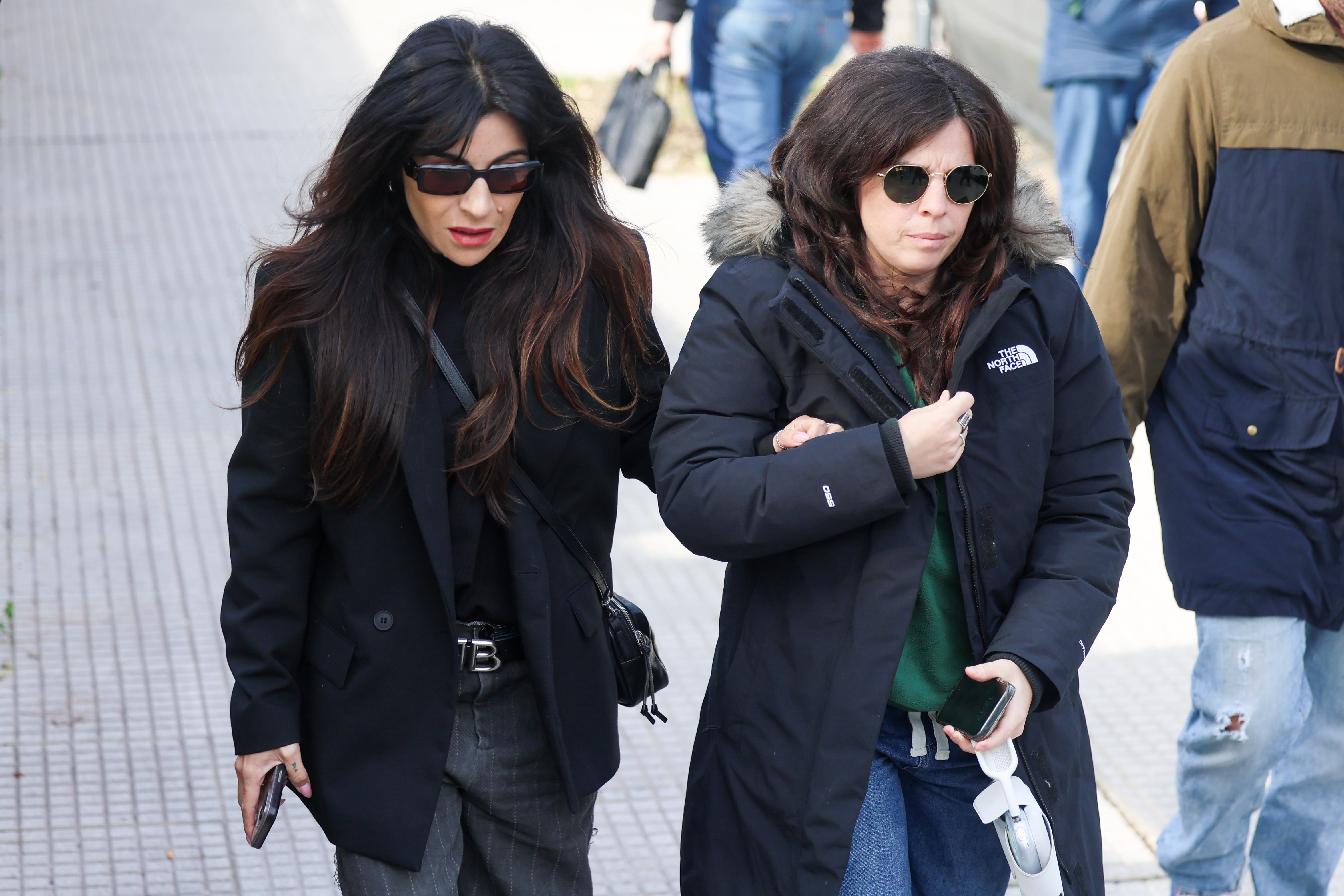 Las hijas de Diego Maradona, Gianina Maradona (i) y Dalma Maradona. Foto: EFE/ Juan Ignacio Roncoroni
