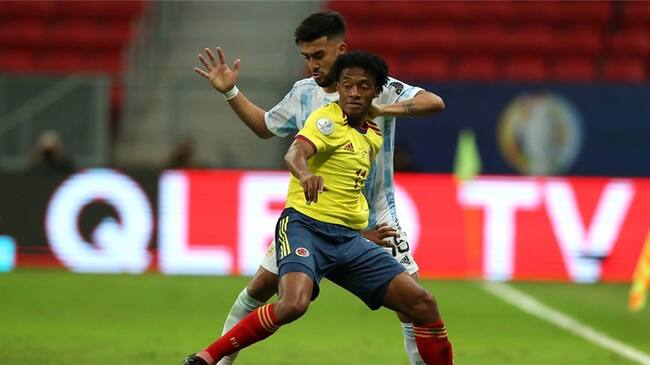 Nicolás González y Juan Guillermo Cuadrado en la semifinal de la Copa América 2021. Foto: Alexandre Schneider/Getty Images