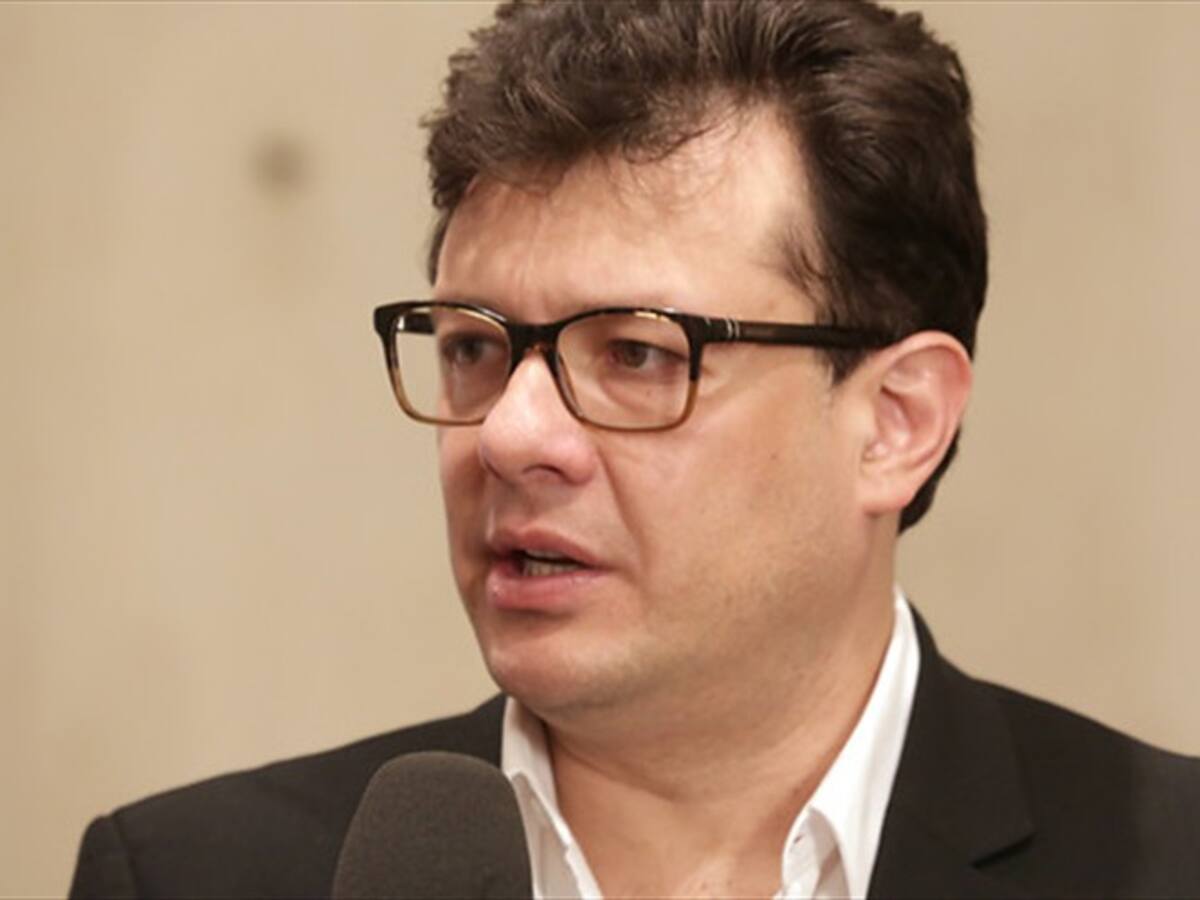 Hollman Morris, declarado 100% antiuribista, denuncia que le han llegado más amenazas