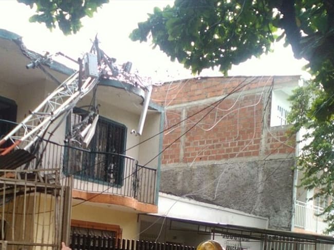 Colapsa torre de telecomunicaciones sobre una vivienda en Cali. Foto: Erika Rebolledo (La W Radio)