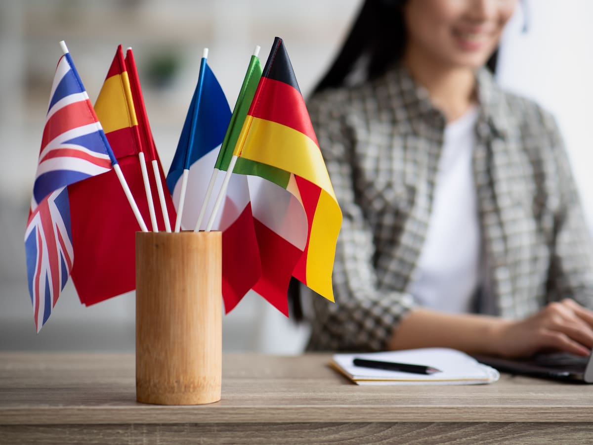 ¿Qué idiomas se estudian en la carrera de Lenguas Extranjeras y cuánto vale el semestre?