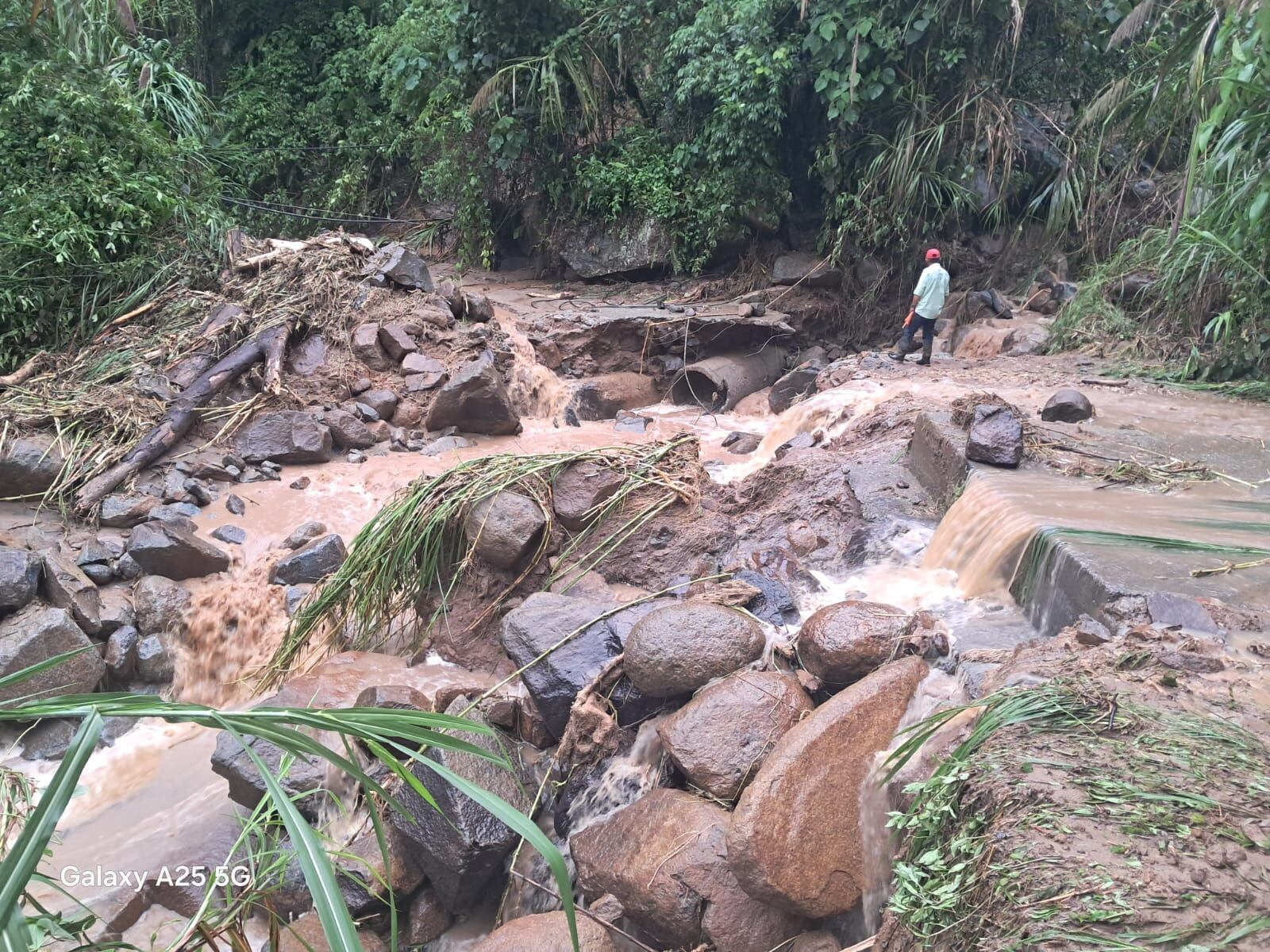 Las autoridades municipales y departamentales han desarrollado algunos PMU para actuar frente a las afectaciones ocasionadas por las lluvias. Foto: Facebook Alcaldía Supía Caldas.
