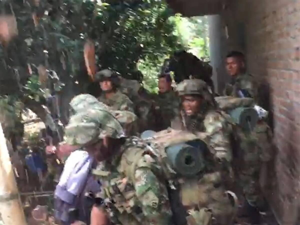 Denuncian que civiles reciben pagos de narcotraficantes para agredir al Ejército en Cauca