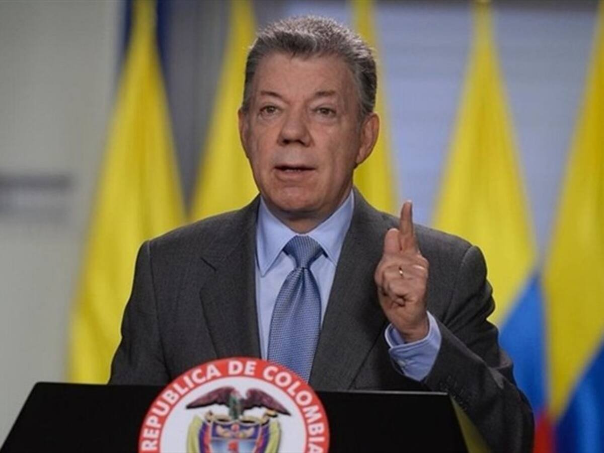 Santos asegura que su gobierno les ha cumplido a los maestros del país