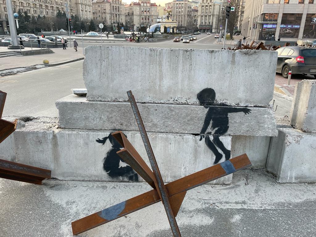 El estencil de 2 niños jugando es atribuido a Banksy, el artista británico cuya identidad permanece anónima