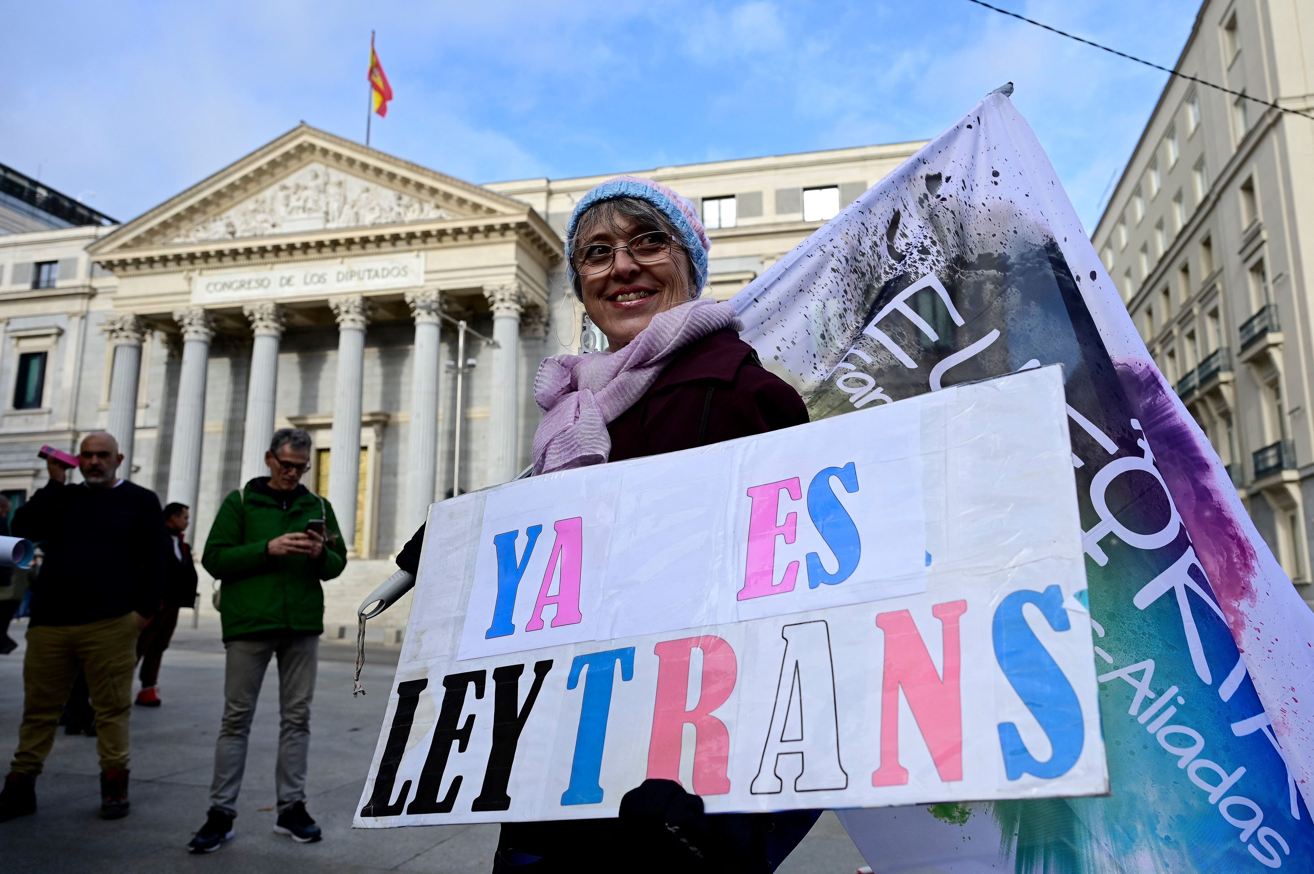 Activistas se reúnen para celebrar la aprobación proyecto de ley de derechos de las personas transgénero frente al Congreso de los Diputados de España en Madrid, el 22 de diciembre de 2022.
