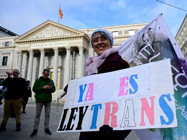 Activistas se reúnen para celebrar la aprobación proyecto de ley de derechos de las personas transgénero frente al Congreso de los Diputados de España en Madrid, el 22 de diciembre de 2022.