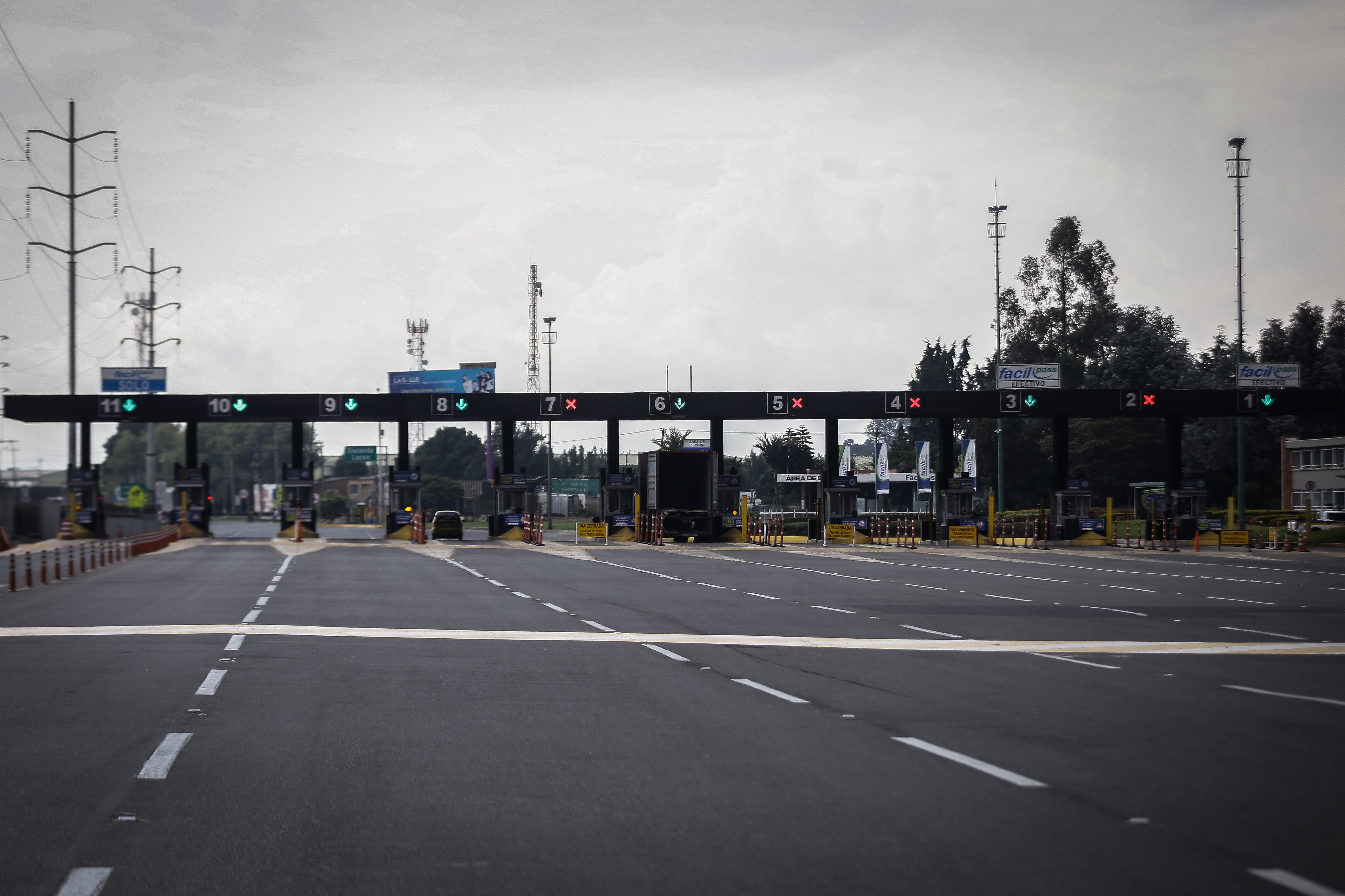 Bogotá. Marzo 25 del 2020. Peaje de la salida de Bogotá de la Calle 13 durante la etapa de Aislamiento Preventivo decretado por el Gobierno Nacional. (Colprensa - Diego Pineda)