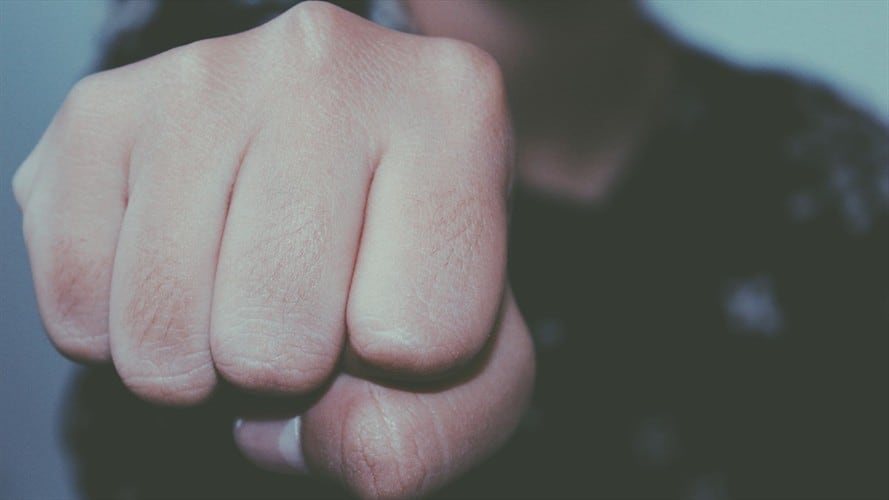 De acuerdo con el testimonio de los testigos de los reiterados ataques, el joven actúa bajo los efectos de la droga. Foto: Getty Images