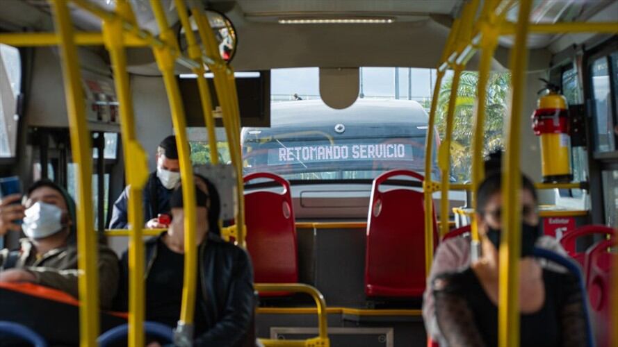 Sin tapabocas y en crisis de COVID-19, jóvenes se graban bailando en Transmilenio. Foto: Getty Images