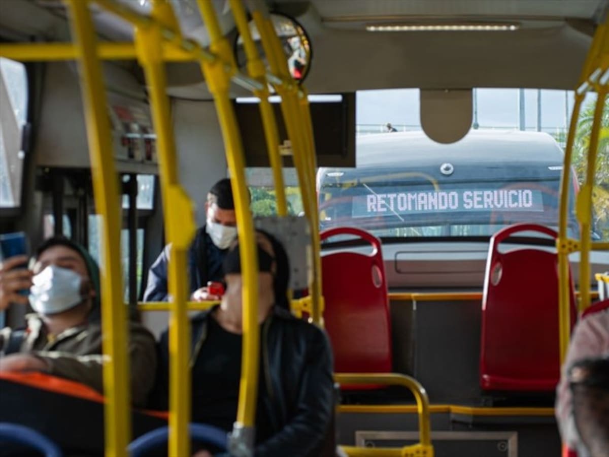 Sin tapabocas y en crisis de COVID-19, jóvenes se graban bailando en Transmilenio