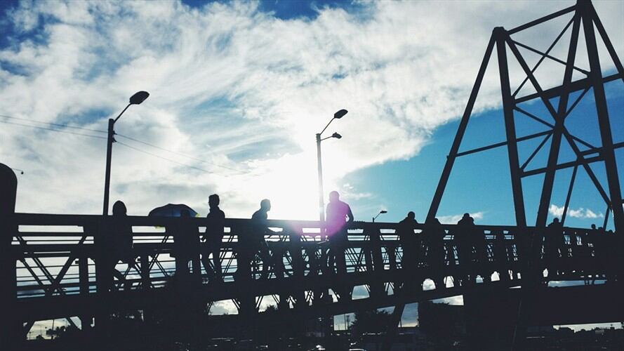 Puente peatonal en Bogotá, imagen de referencia. Foto: Getty Images / Ricardo Rincón / EyeEm