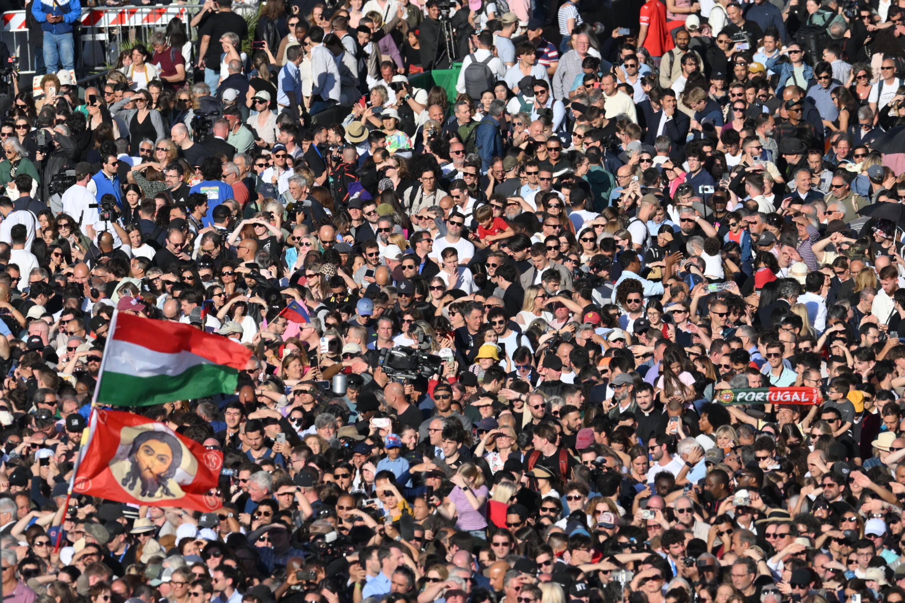 Gente reunida en el Vaticano tras cónclave. Foto: EFE/EPA/Alessandro Di Meo