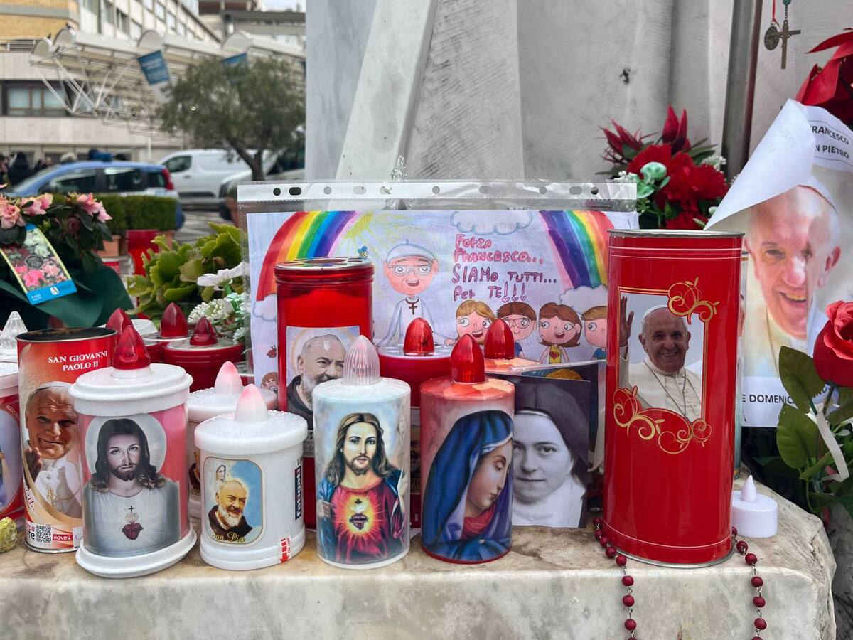 El papa sigue “crítico” pero “estable” y no ha tenido otras crisis agudas respiratorias