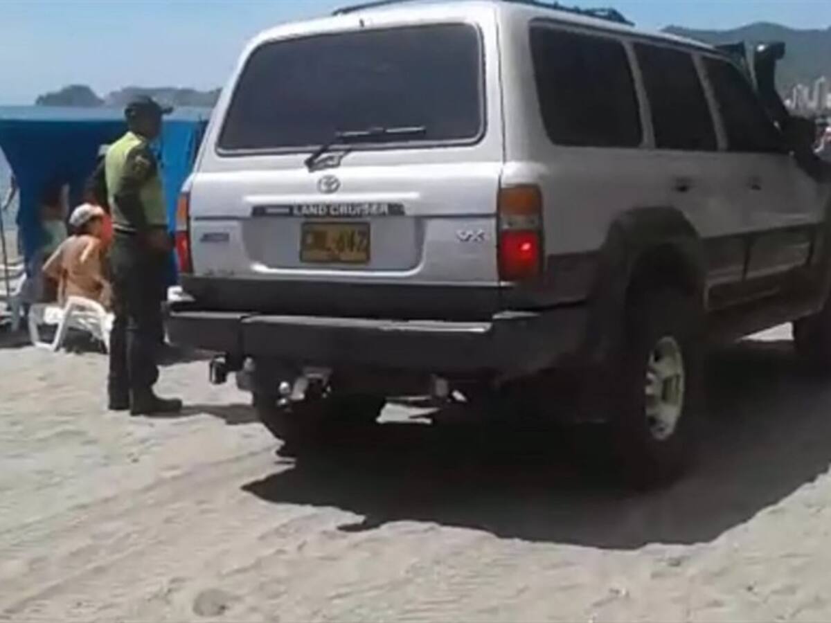 Turistas irrumpen con carros en playa de Santa Marta