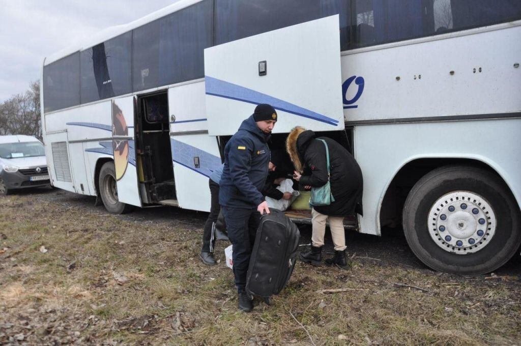 Los civiles son evacuados por autobuses con la ayuda del Servicio Estatal de Emergencia de Ucrania (Photo by State Emergency Service of Ukraine/Anadolu Agency via Getty Images)