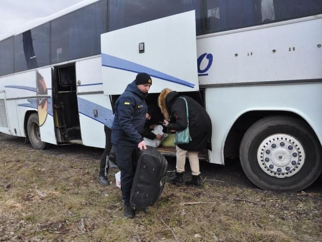 Los civiles son evacuados por autobuses con la ayuda del Servicio Estatal de Emergencia de Ucrania (Photo by State Emergency Service of Ukraine/Anadolu Agency via Getty Images)