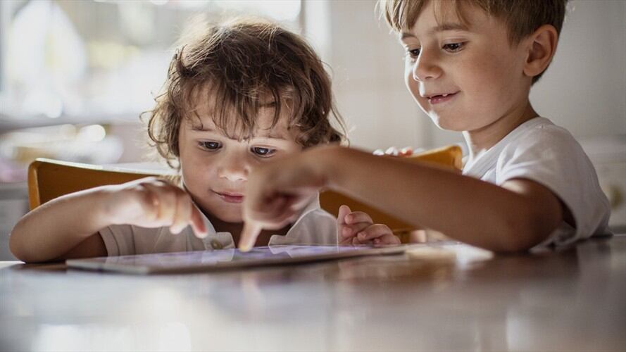 Dentro de la plataforma se pueden hacer varias actividades como visitar atracciones de Disneyland y ver tutoriales de matemáticas hechos por los animadores de Pixar.. Foto: Getty Images