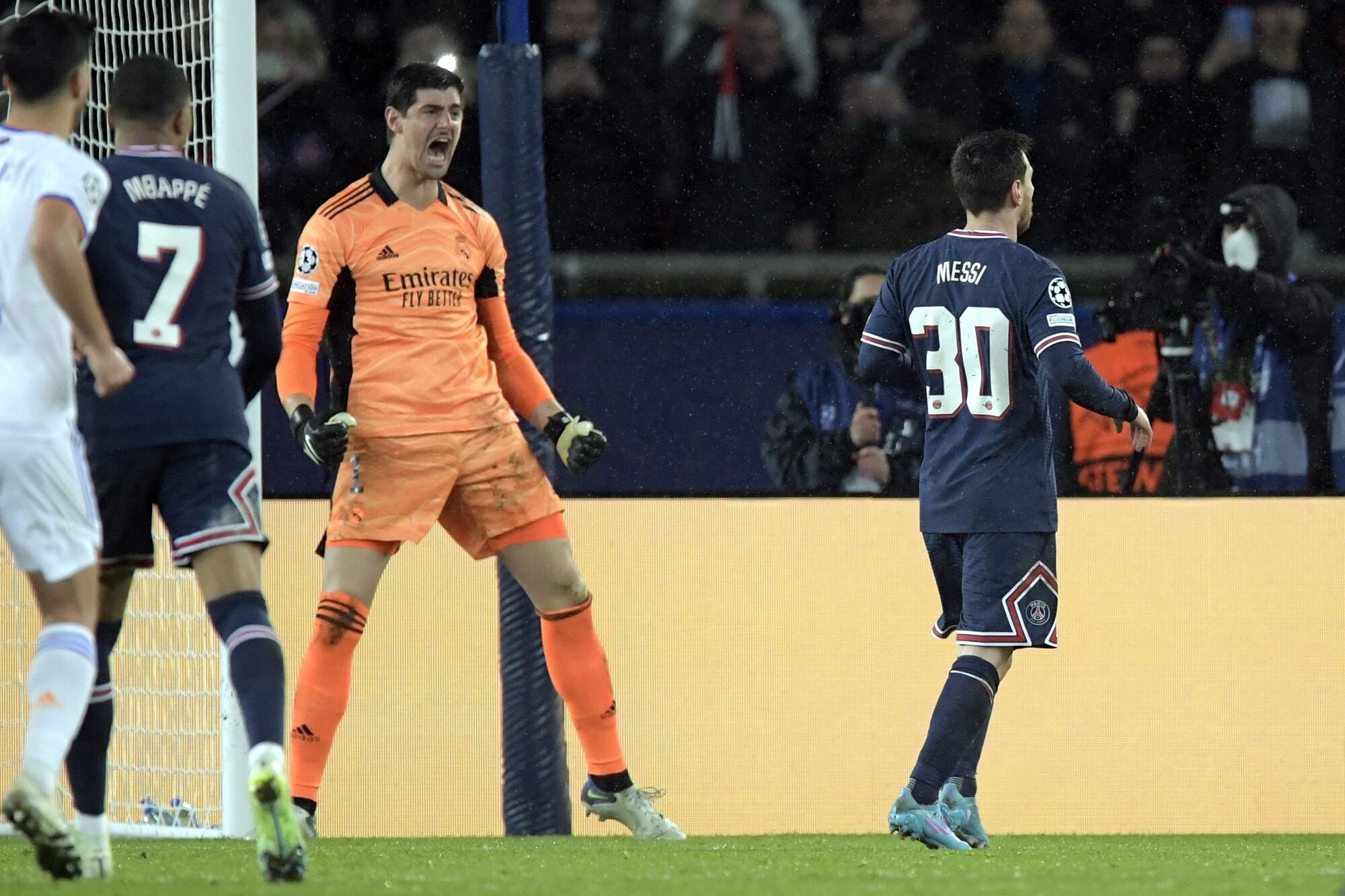 Thibaut Courtois le atajó un penal a Lionel Messi en el juego de octavos de final de la Champions League entre PSG y Real Madrid