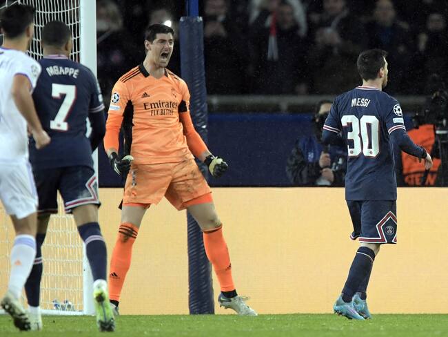 Thibaut Courtois le atajó un penal a Lionel Messi en el juego de octavos de final de la Champions League entre PSG y Real Madrid