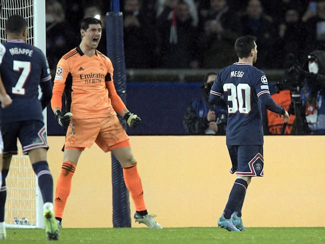Thibaut Courtois le atajó un penal a Lionel Messi en el juego de octavos de final de la Champions League entre PSG y Real Madrid